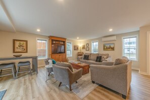 TV, books - The Shop - Charming home - walking distance to downtown Douglas! (Douglas)