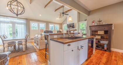 Douglas Cottage - Great location walking distance to both Douglas beach and Downtown!