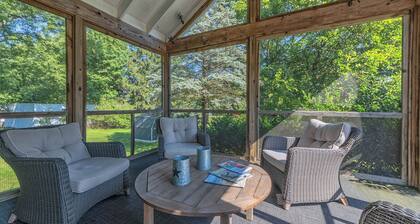 Douglas Cottage - Great location walking distance to both Douglas beach and Downtown!