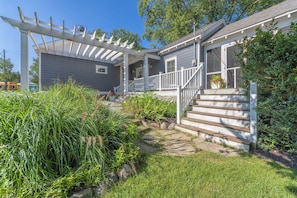 Exterior - Douglas Cottage - Great location walking distance to both Douglas beach and Downtown! (Douglas)