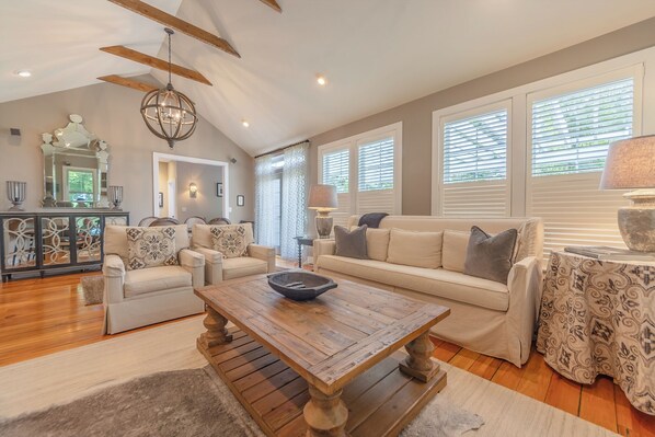 Smart TV, chimenea, libros y oficina 