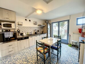 Fridge, microwave, oven, stovetop - Charming Villa, 250m from Beach, Enclosed Garden, Near Town Center (Jullouville)