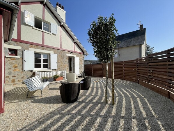 Terrace/patio - Charming Villa, 250m from Beach, Enclosed Garden, Near Town Center (Jullouville)