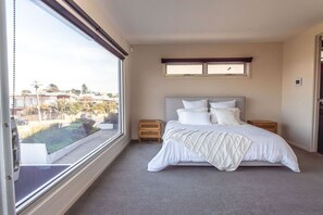 3 bedrooms, desk, iron/ironing board, travel cot - The Ocean View (Ocean Grove)