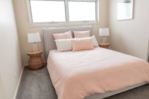 3 chambres, bureau, fer et planche à repasser, lit parapluie