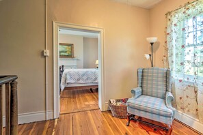 2 bedrooms, iron/ironing board, travel cot, WiFi - Historic 'Hammond House' w/ Wine Country View! (Strasburg)