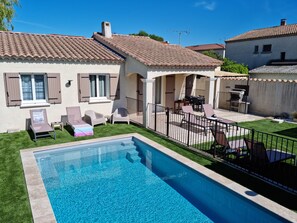 Una piscina al aire libre, una piscina climatizada