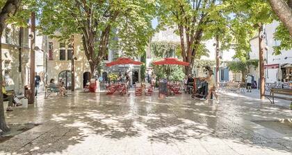 Magnificent villa with heated swimming pool 7 minutes from the city center