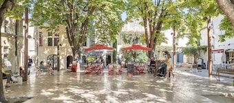 Magnificent villa with heated swimming pool 7 minutes from the city center