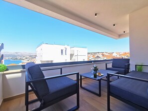 Property grounds - Apartment Diva with heated pool (Okrug Gornji)