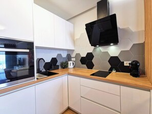 Kühlschrank, Mikrowelle, Ofen, Herdplatte