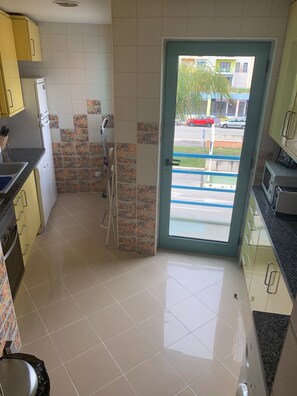 Kjøleskap, mikrobølgeovn, kokeplater og oppvaskmaskin