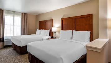 Escritorio, cortinas blackout y tabla de planchar con plancha