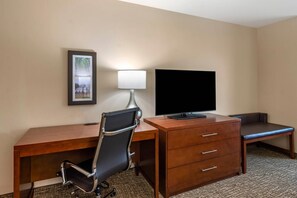Desk, blackout drapes, iron/ironing board, free WiFi - Comfort Inn & Suites Charlottesville Hollymead Town Center (Charlottesville)
