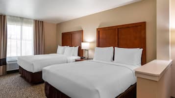 Escritorio, cortinas opacas, tabla de planchar con plancha y wifi gratis