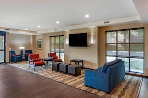 Lobby - Comfort Inn & Suites Charlottesville Hollymead Town Center (Charlottesville)