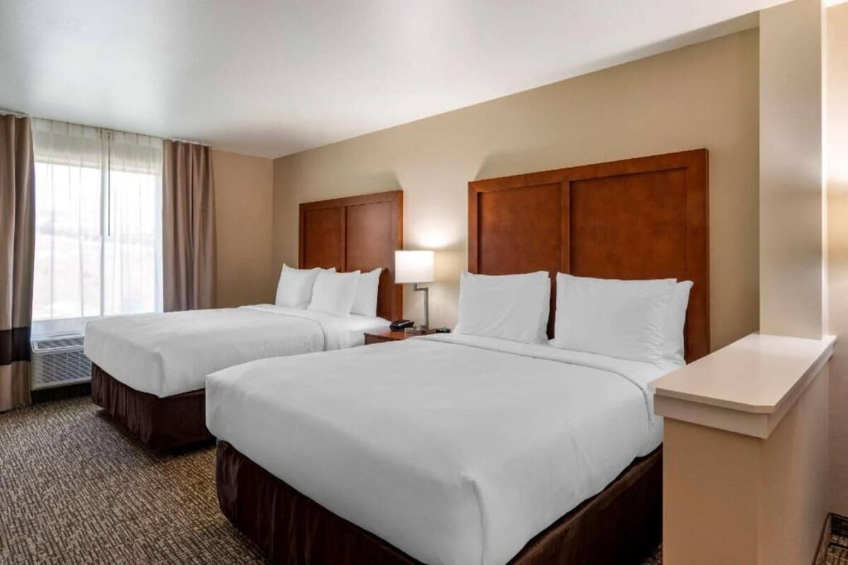 Desk, blackout drapes, iron/ironing board, free WiFi
