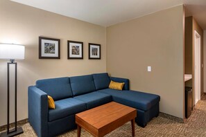 Desk, blackout drapes, iron/ironing board, free WiFi - Comfort Inn & Suites Charlottesville Hollymead Town Center (Charlottesville)