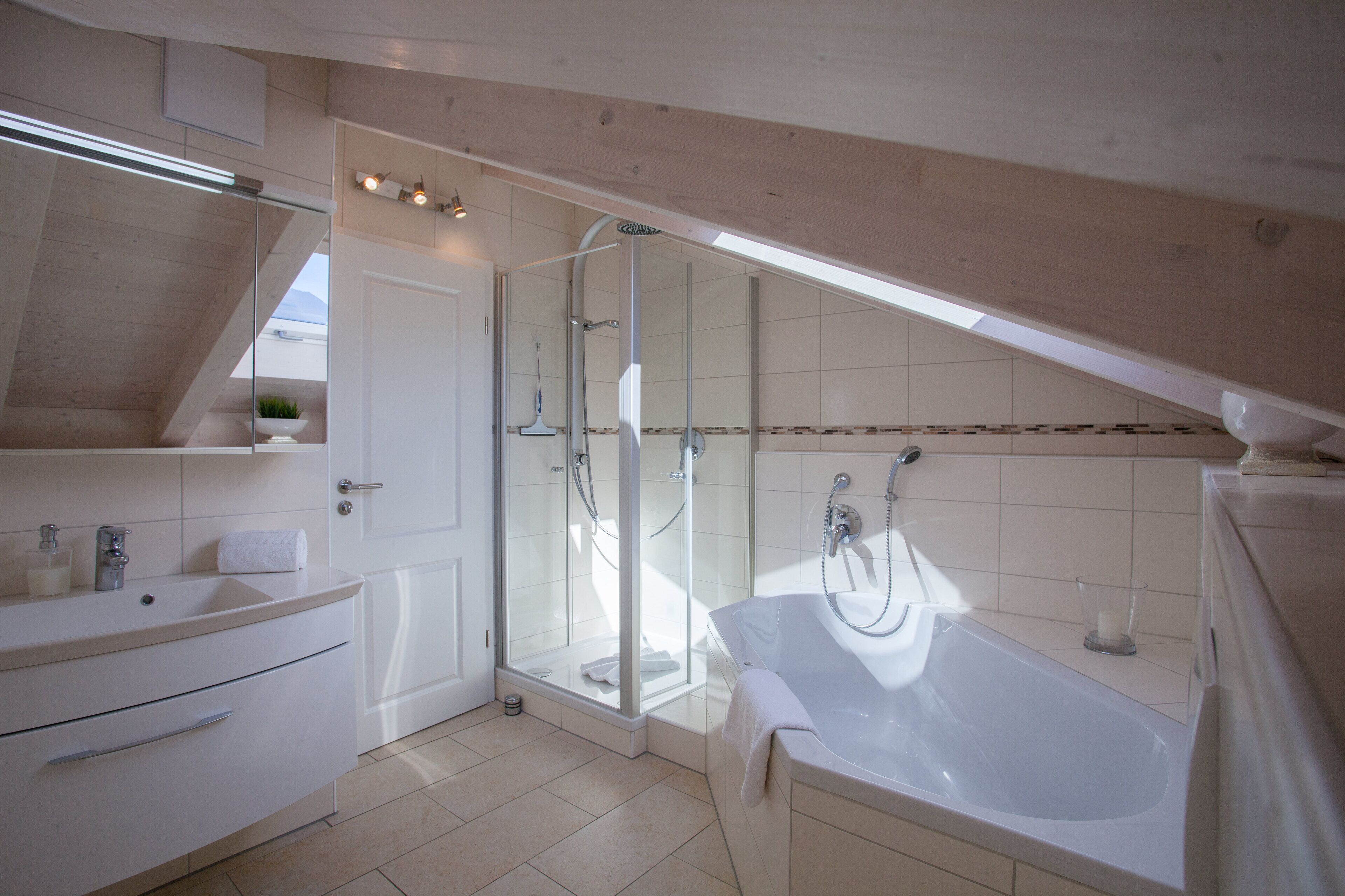 Badewanne, Haartrockner, Bidet, Handtücher