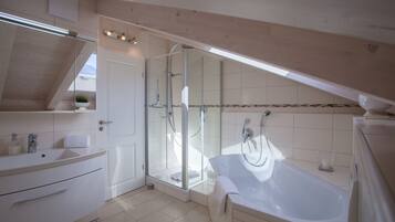 Badewanne, Haartrockner, Bidet, Handtücher