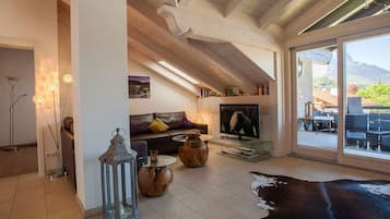 Fernseher, Kamin, Bücher