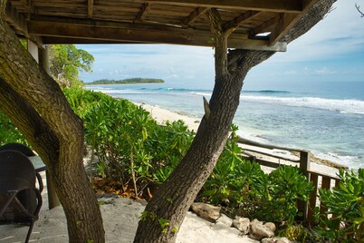 Air-conditioned bungalow by the sea in Moorea