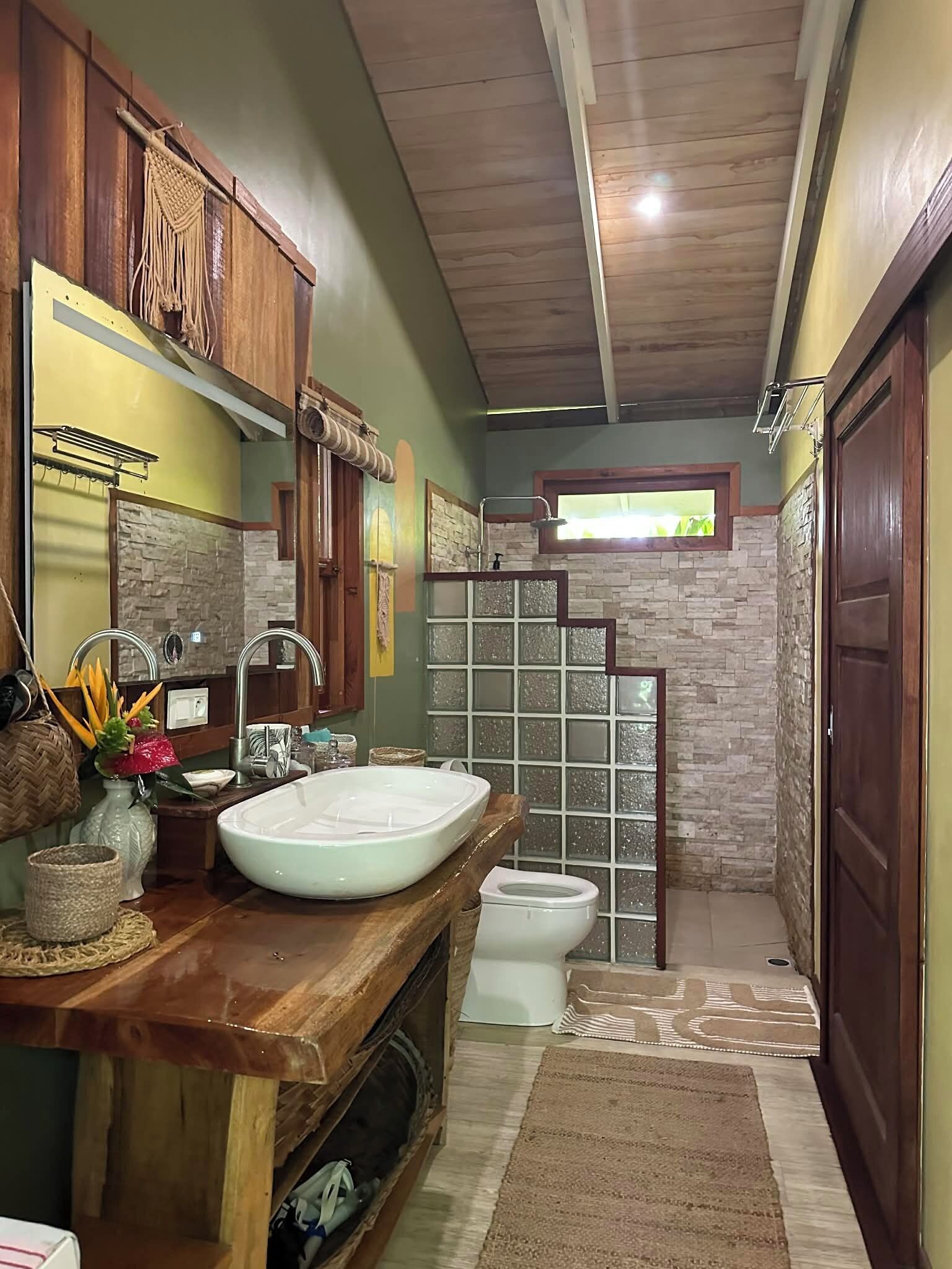 Douche, sèche-cheveux, serviettes fournies, savon