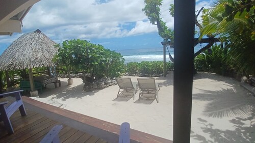 Air-conditioned bungalow by the sea in Moorea