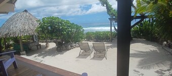 Air-conditioned bungalow by the sea in Moorea