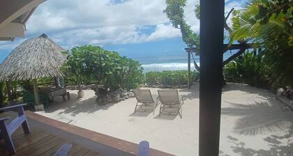 Air-conditioned bungalow by the sea in Moorea