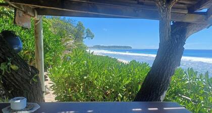 Air-conditioned bungalow by the sea in Moorea