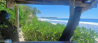 Tehinavai Bungalow: Oceanfront, sandy and coral beach, whale-watching, Moorea