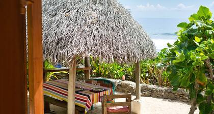 Air-conditioned bungalow by the sea in Moorea