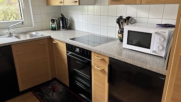 Jääkaappi, astianpesukone, keittoastiat/astiat/ruokailuvälineet