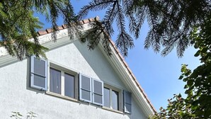 Ein zweistöckiges Haus mit Garten.