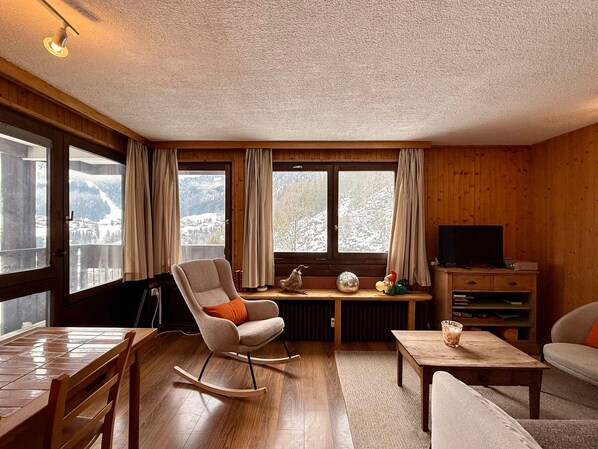 Unclassified image, 1 of 3, button