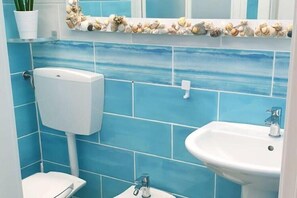 Dusche, Haartrockner, Bidet, Handtücher