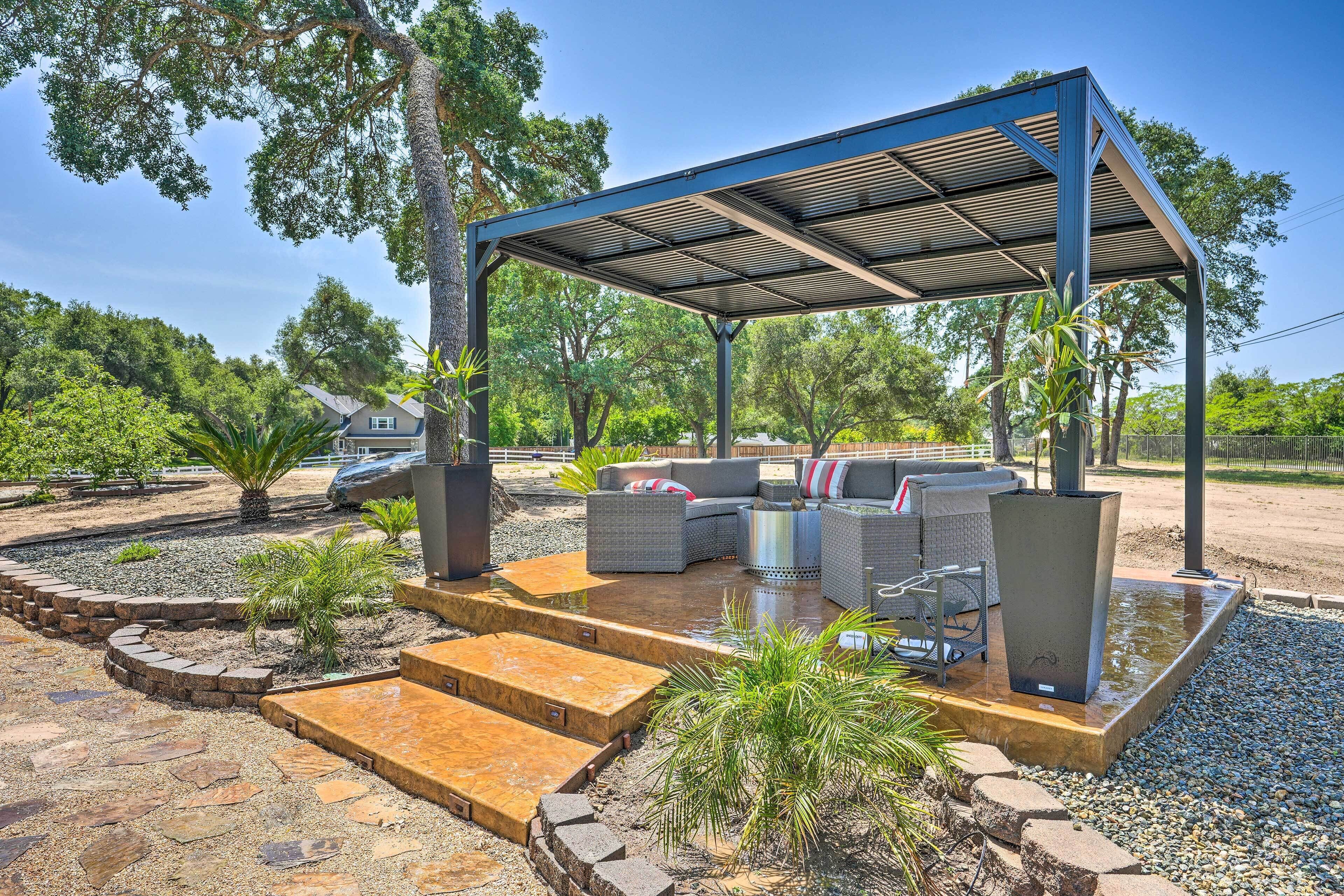 Luxe Granite Bay Home w/ Hot Tub, Fire Pits!