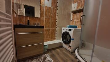 Douche, sĂšche-cheveux, papier toilette