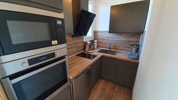 Réfrigérateur, micro-ondes, four, plaque de cuisson