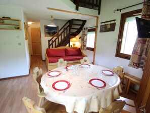 Dining - Charming Apartment for 6 in Val Cenis Lanslevillard - Ski-In/Ski-Out (Lanslevillard)