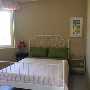 1 chambre, bureau, fer et planche à repasser, Wi-Fi gratuit