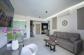 Deluxe Suite, Non Smoking, Pool View | Living area