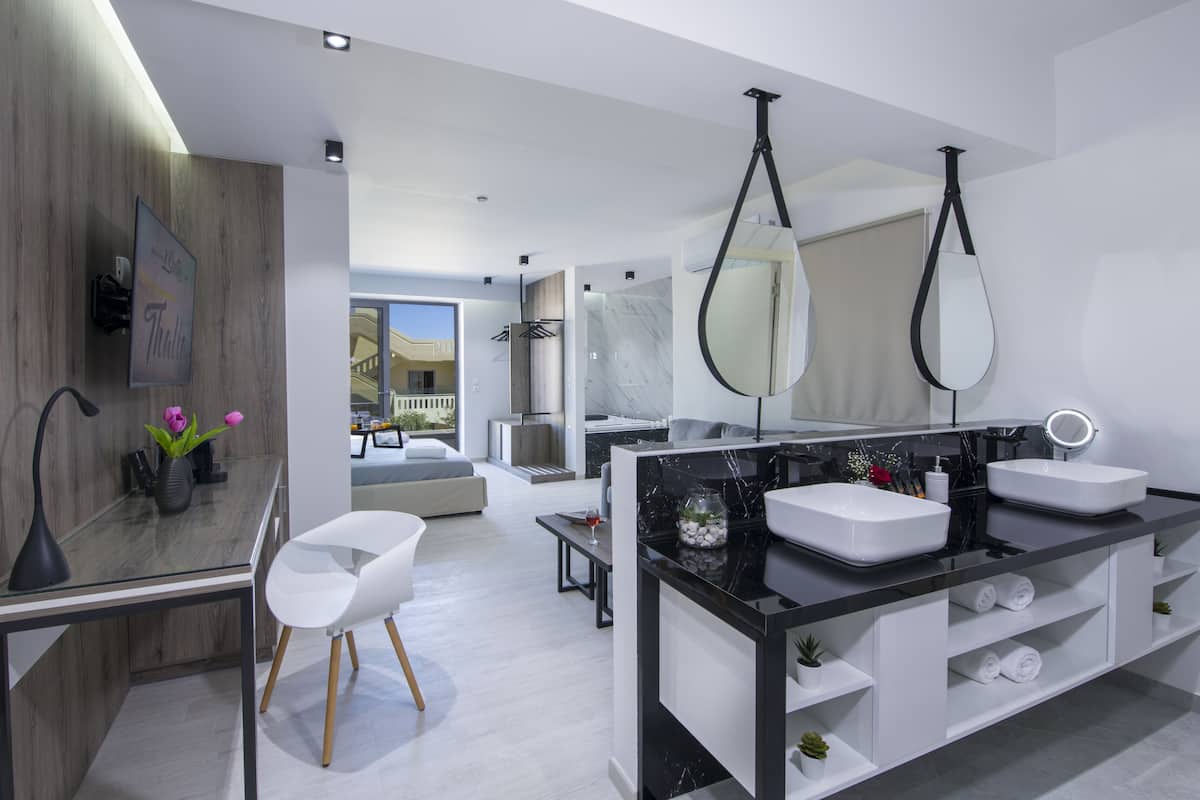 Deluxe suite, niet-roken, uitzicht op stad | 1 slaapkamer, luxe beddengoed, een minibar, een kluis op de kamer