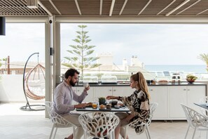Free daily buffet breakfast