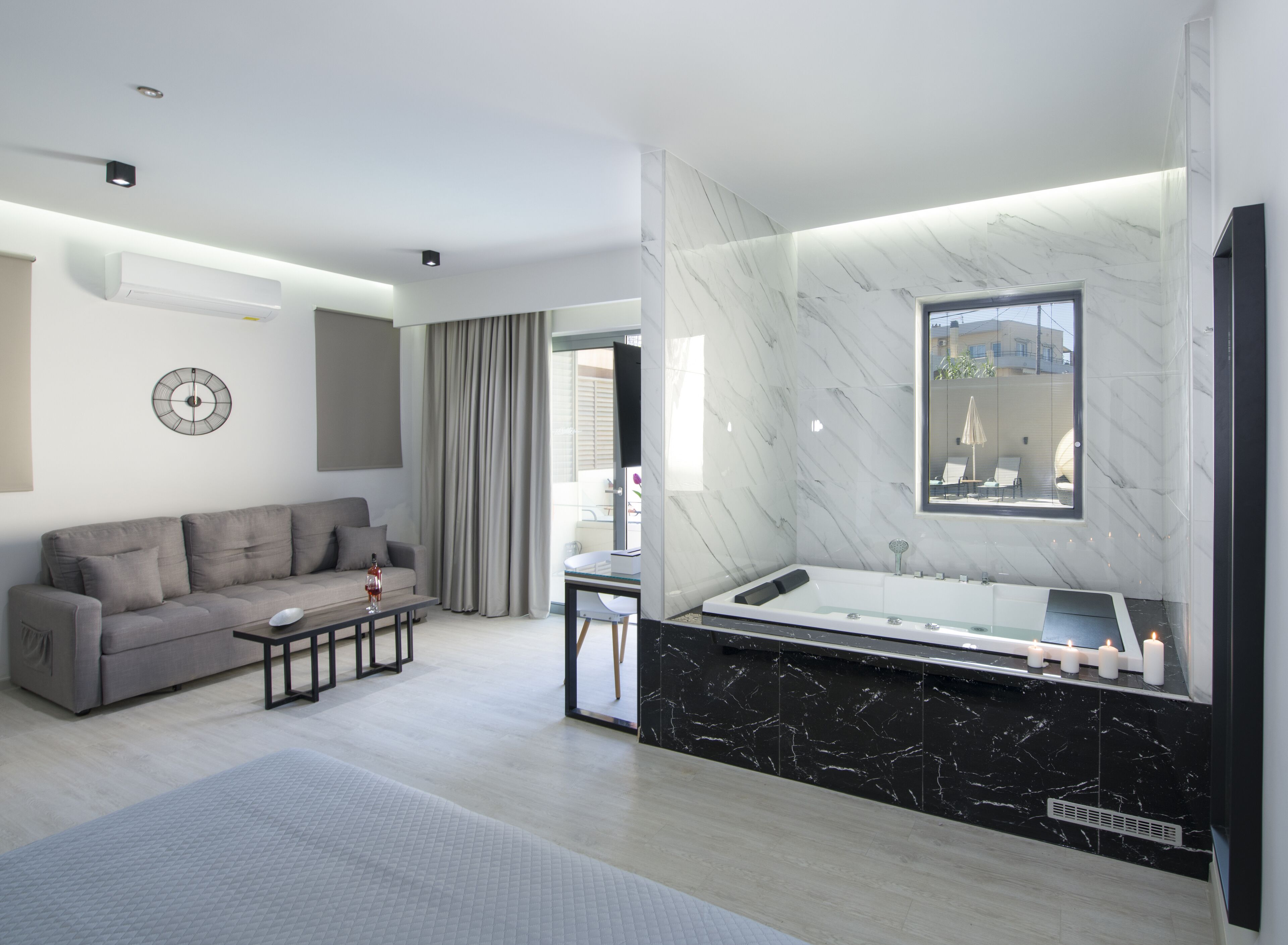 Suíte luxo, para não fumantes, vista para a piscina | 1 quarto, roupas de cama premium, frigobar, cofres nos quartos