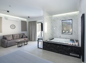 Deluxe Suite, Non Smoking, Pool View