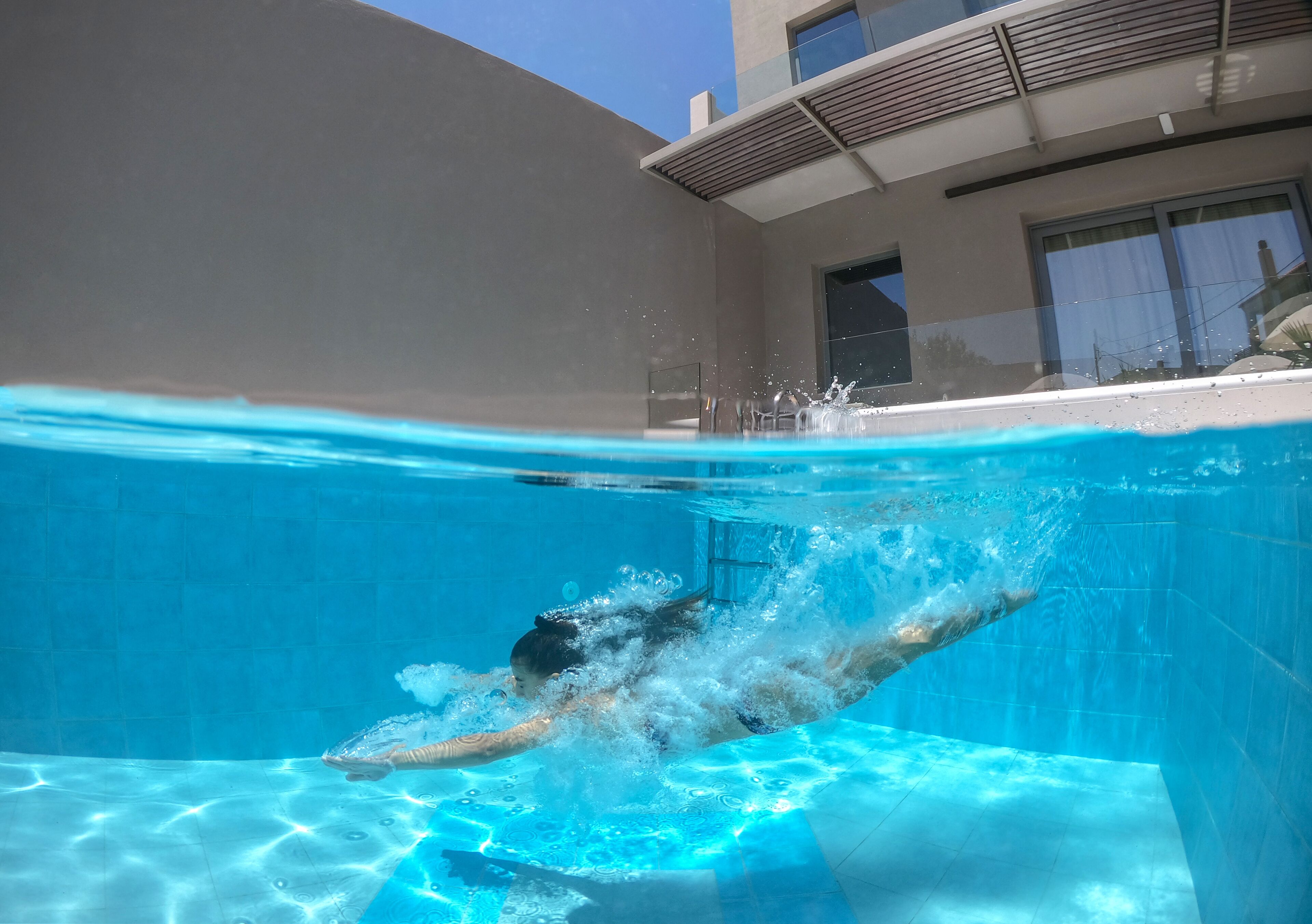 Piscina externa, barracas de cortesia, guarda-sóis