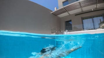 Piscina externa, barracas de cortesia, guarda-sóis