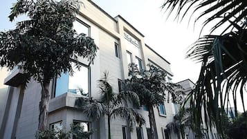 Vista frontal de la propiedad